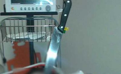 Dövlet memuru boşanma üstünde bıçaqlandı