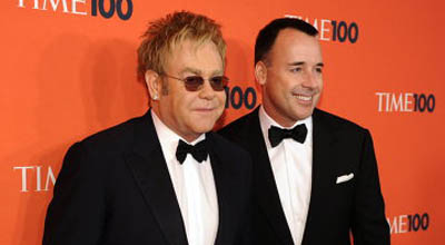 Elton Con ata oldu