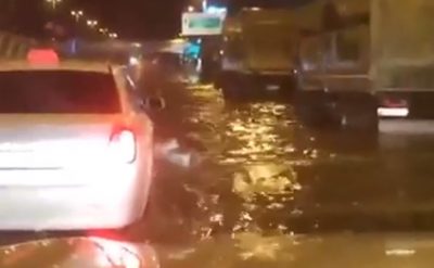 Bakı şeherinde yollar göle dönüb