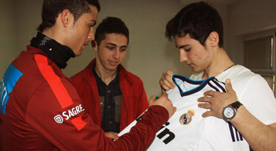Ronaldo Bakıda imzalı forma paylayır