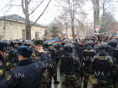 Qubada polis şöbəsinin qarşısında aksiya başlayıb, yaralananlar var