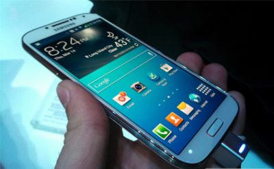 Samsung Galaxy S4 rekord satış elde edib