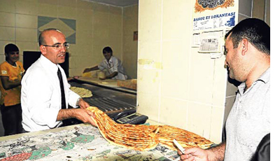 Maliyyə naziri kürə çörəyi satdı