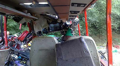 Bakıda sərnişin avtobusu ağaca çırpıldı