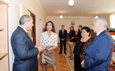 Mehriban Əliyeva yeni mənzil alan gənc ailələrlə görüşdü