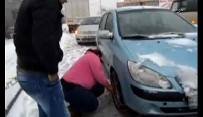 Qadın təkərə zəncir taxdı, kişi sadəcə baxdı