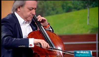Tanınmış xəbər aparcısı efirdə violonçel çaldı