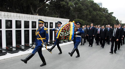 Ukrayna prezidenti Şəhidlər xiyabanını ziyarət edib