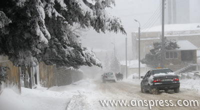 Bakıda güclü qar yağır