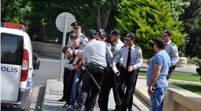 Polislə jurnalistlər arasında baş verənlər araşdırılır