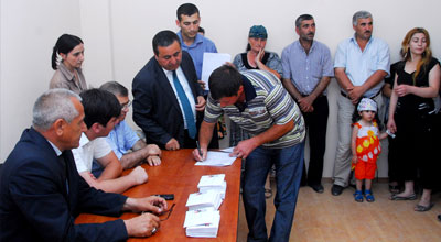 Bakıda yanan binanın sakinlərinə maddi yardım verildi