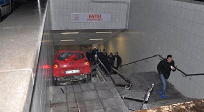 Minik avtomobili metroya girdi 2 polis öldü
