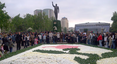 İlham Əliyev Bakıda Gül bayramında iştirak edib