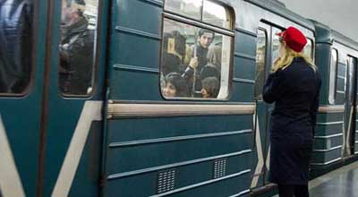 Bakı metrosu sərnişinlərə hava vermir, əksinə...