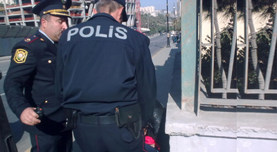 Daha bir uşaq küçəyə atıldı