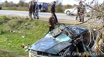 Biləsuvarda Mercedes ağaca çırpılıb