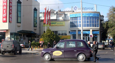 Bakıya London taksilərinin yeni partiyası gətirilib