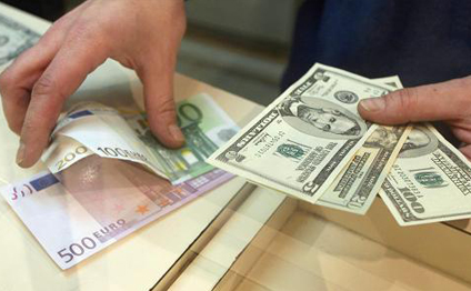 Azerbaycanda dollar ucuzlaşıb