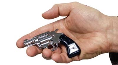 12 yaşlı uşaq oyuncaq tapança ilə mağaza yarıb