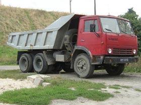 Kamaz iki piyadanı vurub