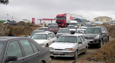 Yeni yol çəkilişi tıxac yaratdı