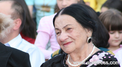 Şefiqe Axundovanın ayağı tutulub