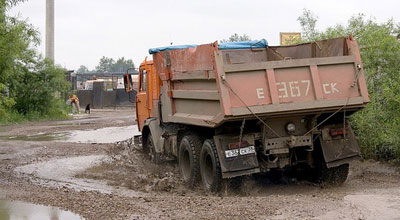 KamAZ yol kənarında dayanan avtomobili əzdi, bir ölü