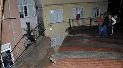 İstanbulda torpaq sürüşməsi