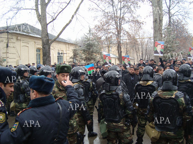 Qubada polis şöbəsinin qarşısında aksiya başlayıb, yaralananlar var