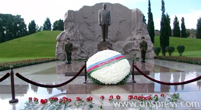 İlham Əliyev və xanımı Heydər Əliyevin məzarını ziyarət ediblər