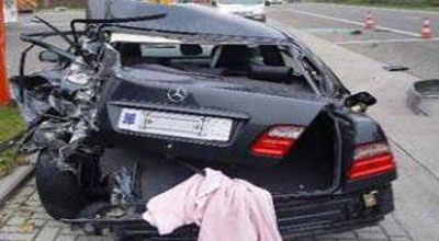 Qaxda "Mercedes" agaca çırpılıb