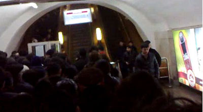 Metroda qatarların hereketi dayanıb