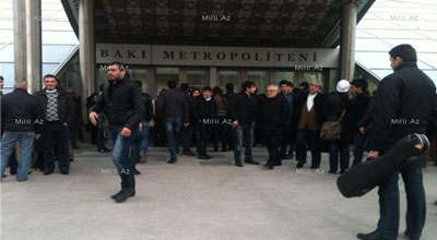 Bakı metrosunda problem: sərnişinlər stansiyaya buraxılmırlar - FOTO