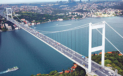 İstanbulda azerbaycanlıların toplaşdığı kafeye silahlı hücum olub